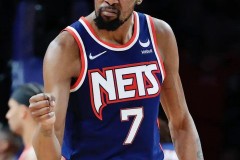 NBA影响力对比：西蒙斯伤病疑云与詹姆斯传奇长盛
